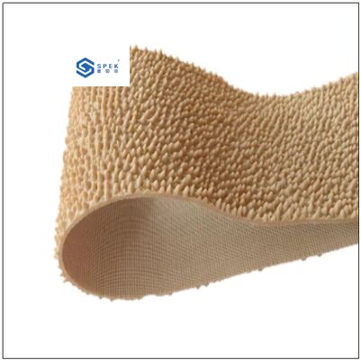 Çarpık tanelerden yapılmış kaymaz lastik kemer