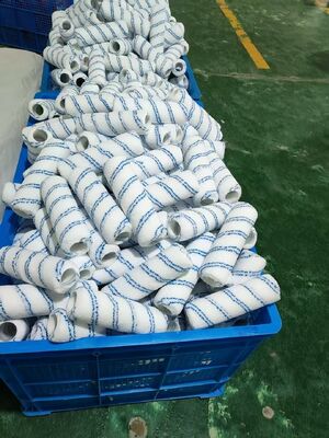 Duvar, kapı, zemin, tavan, çatı boyama için mavi çizgileri olan beyaz boya makası.