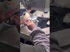 Omuz yastıklarını kol deliklerine bağlayan ve kenarları kesen bilgisayarlı dikiş makinesi